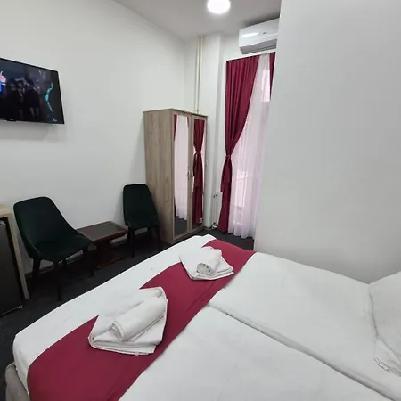 Guest house Authentic Centre - Luxury Suites, Paid Parking On-site, Mandatory Reservation, Warning There Are Seven In The Pictures Gallery, Only One Has A Hot Tub And A Sauna *