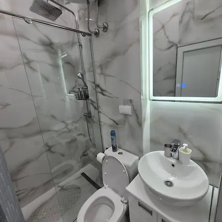 Authentic Centre - Luxury Suites, Paid Parking On-site, Mandatory Reservation, Warning There Are Seven In The Pictures Gallery, Only One Has A Hot Tub And A Sauna Guest house